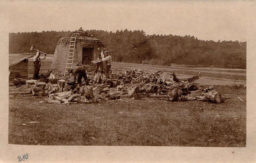 Abbildung 1: Teerschweler am Teerofen Zwenzow im Jahr 1920 bei der Füllung des Teerofens (Foto  Henning Zwenzow)