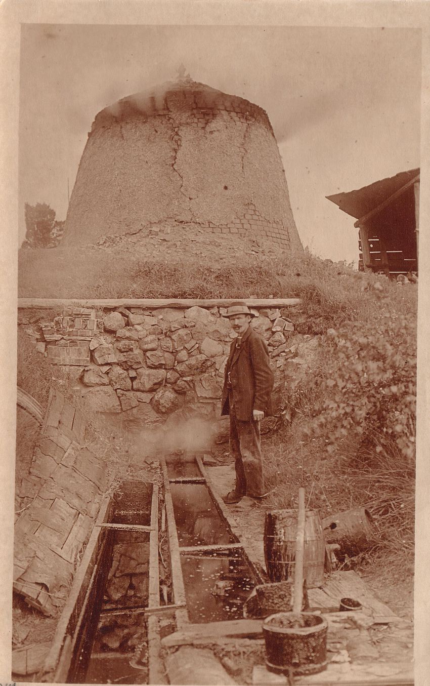 Abbildung 5: Teerschweler Düsel am Teerofen Zwenzow im Jahr 1920 beim Abstich des Teerofens (Foto:  Henning - Zwenzow)